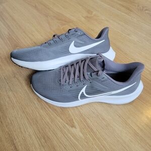 Gray Nike Running Shoes Air Zoom Pegasus 39 Womens size 9.5 Grey